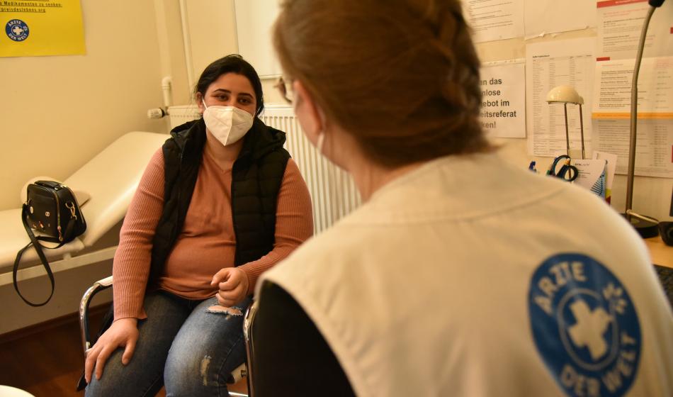 Eine Mitarbeiterin von Ärzte der Welt berät eine Patientin. Foto: Chris Schmid.