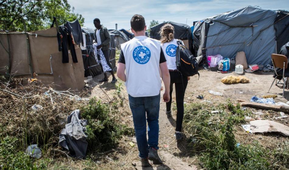 Ehrenamtliche Helfer im Dschungel von Calais. Foto: Olivier Papegnies