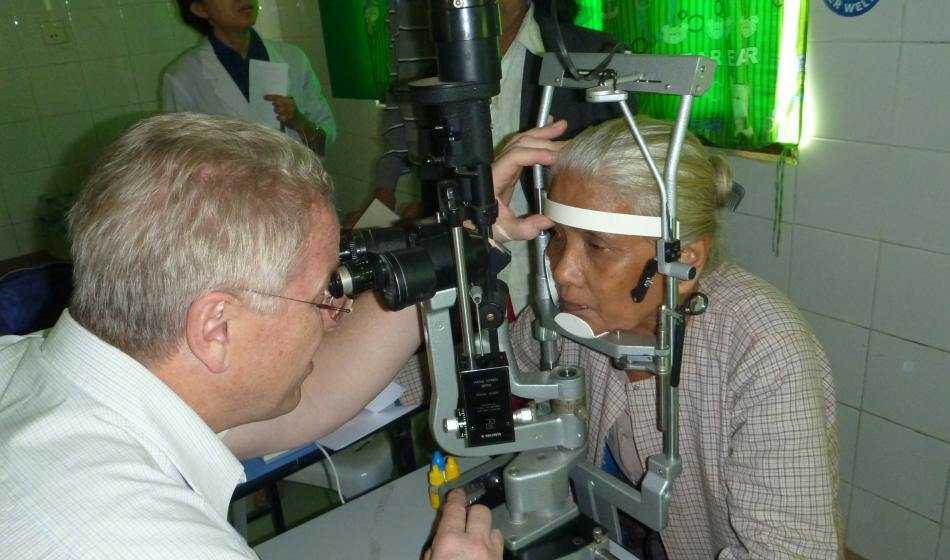 Medizinische Teams behandeln Menschen mit Augenkrankheiten in Myanmar. Foto: Ärzte der Welt