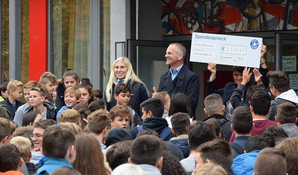 Scheckübergabe. Foto: Freiherr-von-Ickstatt-Realschule