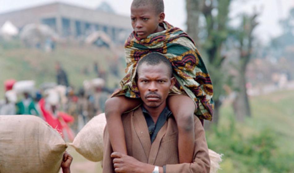 Ein Vater und sein Sohn fliehen vor der Gewalt während des Völkermords in Ruanda. Foto: AFP