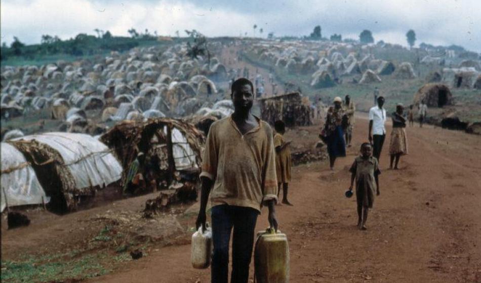 Ein Vater und sein Sohn fliehen vor der Gewalt während des Völkermords in Ruanda. Foto: AFP