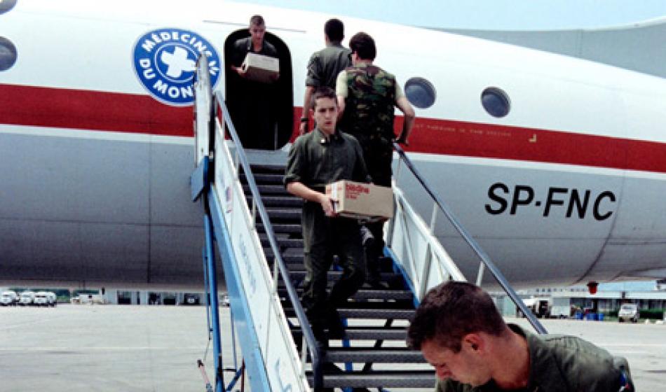 UN-Blauhelme helfen bei der Annahme von medizinischem Material am Flughafen Sarajevo. Foto: Ärzte der Welt