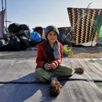 Ein Mitarbeiter von Ärzte der Welt mit Flüchtlingskindern auf Lesbos. Foto: Yiannis Yiannakopoulos