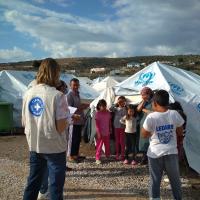 Ärzte der Welt-Mitarbeiter*innen mit Flüchtlingen auf der Insel Lesbos. Foto: Yiannis Yiannakopolous