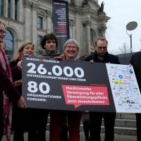 Übergabe von über 26.000 Unterschriften zur Kampage GleichBeHandeln in Berlin. Foto: Peter Groth
