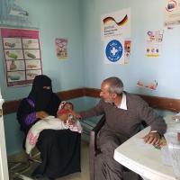 Eine Mutter und ihr Kind im Yarim Krankenhaus im Jemen. Foto: Ärzte der Welt