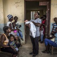 Ärzte der der Welt Mitarbeiterin in Haiti. Foto: Olivier Papegenies