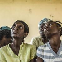 Frauen in Haiti schauen besorgt nach oben