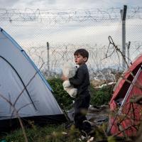 Auf den griechischen Inseln sind geflüchtete Kinder von Stacheldraht umgeben. Foto: Olmo Calvo