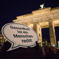 Zahlreiche Organisationen setzen sich vor dem Brandenburger Tor für den Zugang zur Gesundheitsversorgung als Menschenrecht für alle ein. Foto: Peter Groth