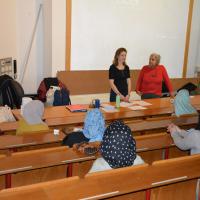 Bewohnerinnen eines Ankerzentrums in Bayern hören zu und bringen sich aktiv in den von Ärzten der Welt organisierten Workshop ein. Foto: Ärzte der Welt