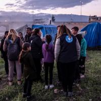 Überlebende des Erdbebens stehen in Antakya in der Türkei zusammen. Foto: Olivier Papegnies