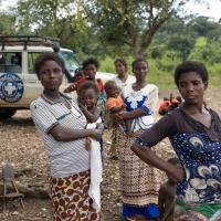 Frauen und Kinder in Krisenregionen sind besonders vom Hilfsstopp betroffen. Foto: Alexis Aubin
