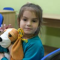 Kind in der Ukraine mit Hibuki. Foto: Ärzte der Welt