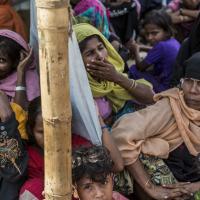 Viele Rohingya leben in Hütten, die kaum Schutz vor dem Monson bieten. Foto: Arnaud Finistre