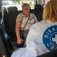 Eine Psychologin von Ärzte der Welt im Gespräch mit einer Patientin in Bucha. Foto: Pietro Chekal