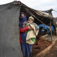Trotz der eisigen Kälte müssen die geflüchteten Menschen in Syrien in provisorischen Zelten leben. Foto: Esra Hacioglu_Anadolu Agency via AFP