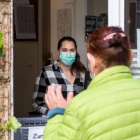 Patient*innen von open.med Hamburg werden durch das Fenster der Anlaufstelle versorgt. Foto: Bente Stachowske