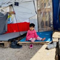 Eine junge Bewohnerin des Lagers Kara Tepe auf der Insel Lesbos steht an der Schwelle der Notunterkunft ihrer Familie. Foto: Chris Schmid