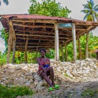 Eine Frau und ihr Baby in einem vom Erdbeben betroffenen Gebiet in Haiti. Foto:Berthony Raymond.