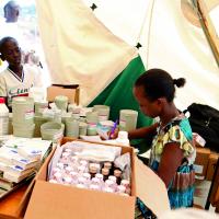 Auf Haiti werden Hygieneartikel und Medikamenten an Patientinnen ausgegeben. Foto: Ärzte der Welt