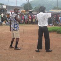 Zwei Schauspieler bei einer medizinischen Aufklärungskampagne, Zentralafrikanische Republik. Foto: Ärzte der Welt