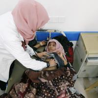 Medizinische Untersuchung eines Mädchens im Jemen. Foto: Mohammed Hamoud/Anadolu Agency/AFP
