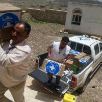 Ärzte der Welt-Mitarbeiter im Jemen entladen einen Lieferwagen 