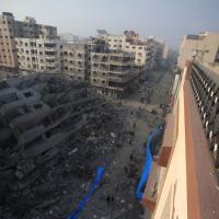 Ein palästinensisches Mädchen schaut auf ein zerstörtes Haus. Foto: Mohammed Zaanoun