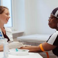Eine ehrenamtlich Ärztin behandelt eine Patientin. Foto: Max Avdeev