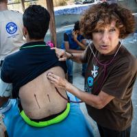 Eine Mitarbeiterin von Ärzte der Welt auf der Insel Lesbos
