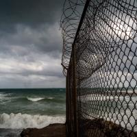 Zwischen Marokko und der spanischen Exklave Melilla steht ein hoher Stacheldrahtzaun, der bis ins Meer reicht. Foto: Juan Medina