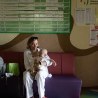Eine ukrainische Mutter mit ihrem Baby in einer von Ärzte der Welt unterstützen Gesundheitseinrichtung. Foto: Pietro Chekal
