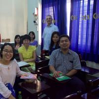 Prof. Schönfeld mit Mitarbeiter(inn)n des Yangon Eye Hospitals