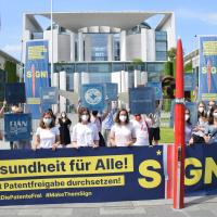 Protest vor dem Kanzleramt. Foto: Uwe Hiksch