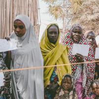 Frauen in Nigeria warten vor Behandlungszentrum. Foto: Ärzte der Welt