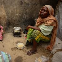 Eine geflüchtete Familie in einem Lager im Norden Nigerias. Foto: Benedicte Kurzen