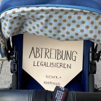 Kinderwagen mit Protestschild. Foto: Ärzte der Welt 