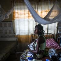 Eine kongolesische Frau mit ihrem Baby. Foto: Olivier Papegnies