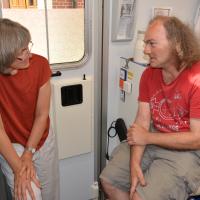 Ärztin und Patient im MedMobil Stuttgart