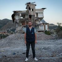 Ärzte der Welt-Mitarbeiter vor einem eingestürzten Haus in Hatay. Foto: Huseyin Aldemir