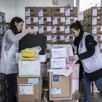 Frauen verpacken Material in Chiernowitz. Foto: Olmo Calvo