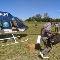 Medizinische Helfer landen mit Hubschrauber in Mosambik