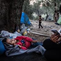 Eine Mutter und ihr Kind in einem Flüchtlingslage auf Lesbos. Foto: Kristof Vadino