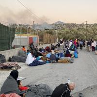 Geflüchtete nach dem Feuer in Moria. Foto: Theo Voulgarakis