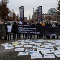 Verschiedene Organisationen demonstrieren vor dem Reichstag in Berlin zur Kampagne GleichBeHandeln. Foto: Peter Groth