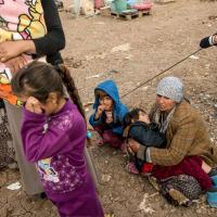 Kinder, Frauen und Männer fliehen aus Mossul und suchen Schutz in Flüchtlingscamps. Foto: Guillaume Pinon