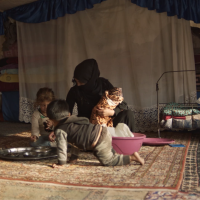 Trotz der eisigen Kälte müssen die geflüchteten Menschen in Syrien in provisorischen Zelten leben.