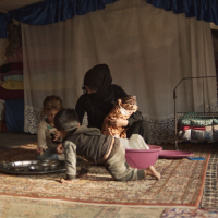Syrische Frau und ihr Baby in einem Flüchtlingscamp. 